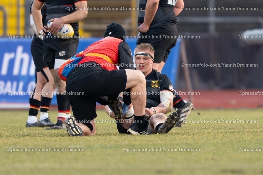 YDR1602250101048 | 16.02.2025, xydrx, Rugby Europe Championship, Deutschland - Belgien, 15er Männer, Auestadion Kassel: Luis Ball (Deutschland #4) wird medizinisch behandelt