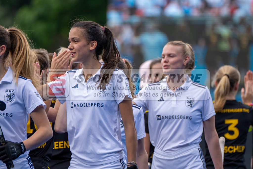 Final4_20250601-1037-HK108255 | Krefeld, Deutschland, 01.06.2025:  Feldhockey Final4 2025 – „Deutsche Feldhockey-Meisterschaften 2025“ Harvestehuder HTC - Düsseldorfer HC (Finale Damen) im Gerd-Wellen-Hockeyanlage am 01.06.2025 in Krefeld, Deutschland. (Foto von Kramhöller/Fehrmann/Kaste)Krefeld, Germany, 01.06.2025: Feldhockey Final4 2025 – „Deutsche Feldhockey-Meisterschaften 2025“ Harvestehuder HTC - Düsseldorfer HC (Finale Damen) in Gerd-Wellen-Hockeyanlage at 01.06.2025 in Krefeld, Deutschland. (Foto from Kramhöller/Fehrmann/Kaste)
