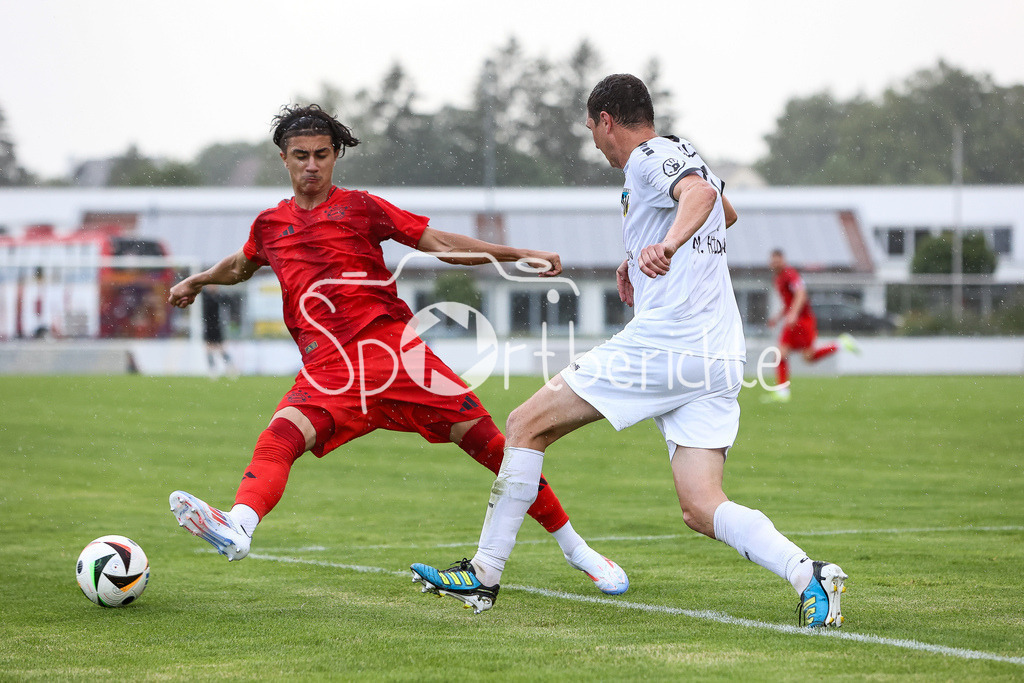 SSV Dillingen - FC Bayern Amateure | im Duell Adin LICINA (FCB #7) und Michael HILDMANN (SSV #3)