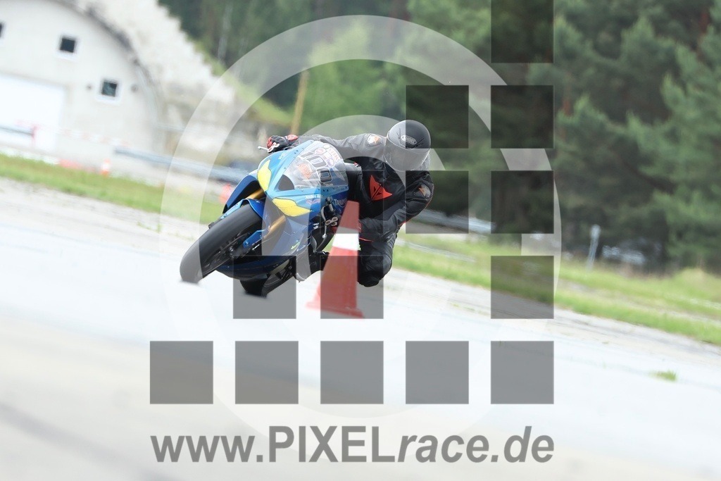 0100-20250608_10985 | Schöne Erinnerungen an spannende Momente - das festzuhalten ist unser Job. PIXELrace.de ist seit 2003 auf den Rennstrecken Europas unterwegs um die Action draußen beim Fahren und die wunderbare Stimmung imm Fahrerlager für euch einzufangen.