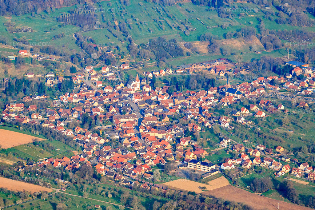 Aerial view: View of the town from the southeast in Lembach in the state Bas-Rhin, France. – Photo: IMG_63680.jpg taken on 03/30/2014 by Werner Riehm/FLY-FOTO.com – Resolution of the original: 4414 x 2943 px