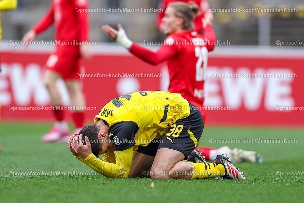 BVBII01032501035 | 2025.03.01, Fußball, 3.Liga, Borussia Dortmund II - Rot-Weiss Essen, Stadion Rote Erde, Saison 2024 2025: Kjell Wätjen (BVBII #38) liegt enttäuscht auf dem Boden Enttäuschung