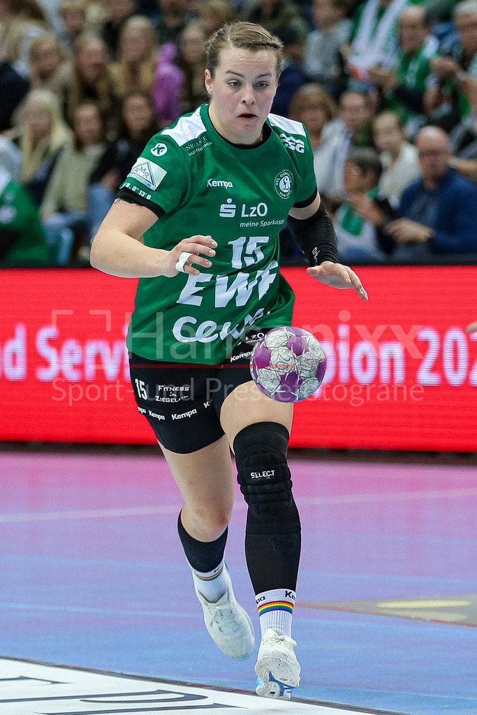 Handball, Bundesliga Frauen, VfL Oldenburg - Thüringer HC | v.li.: Merle Carstensen (VfL Oldenburg, 15) Freisteller am Ball, Einzelfoto, Spielszene, Aktion, Action