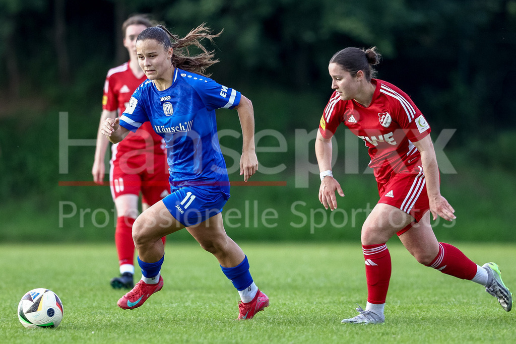 Fussball, Testspiel Frauen, SV Meppen - SpVg Aurich | v.li.: Sarah Preuß (Preuss, SV Meppen, 11) und Sina Brühl (SpVg Aurich, 6) im Zweikampf, Duell, Dynamik, Aktion, Action, Spielszene