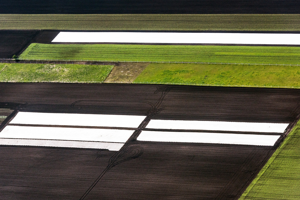 dr__0010843.jpg | HALLBERGMOOS 24.04.2017 Strukturen auf landwirtschaftlichen Feldern in Hallbergmoos im Bundesland Bayern, Deutschland. // Structures on agricultural fields in Hallbergmoos in the state Bavaria, Germany. Foto: Daniel Reiter