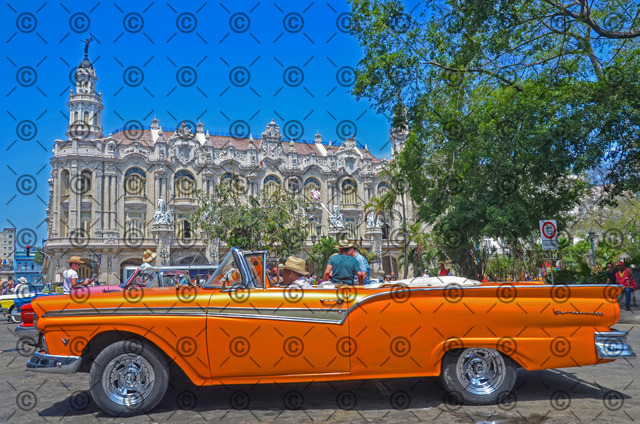 RGE_6029r | Amerikanischer Oldtimer vor dem Grand Theater in Havanna     Fotograf: Ralf Gebhardt - Realisiert mit Pictrs.com
