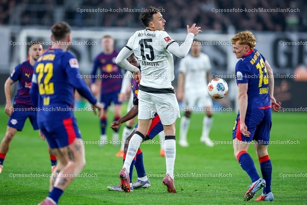 BMG28112501018 | 28.11.2025, Fußball, Borussia Mönchengladbach - RB Leipzig, 1. Fußball Bundesliga, 12.Spieltag, Borussia-Park, Saison 2025 2026: Haris Tabakovic (Borussia Mönchengladbach #15) im Zweikampf gegen  Nicolas Seiwald (RB Leipzig #13) DFB regulations prohibit any use of photographs as image sequences and or quasi-video.
