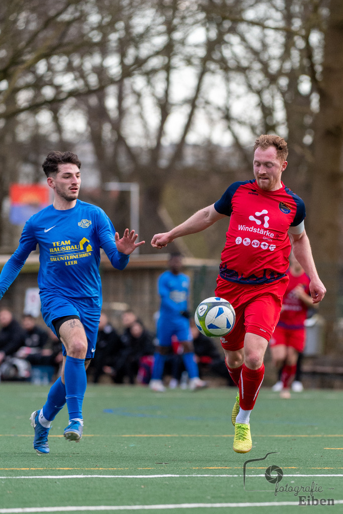 GVO Oldenburg-VFL Germania Leer | Herren Bezirks-Testspiel; GVO Oldenburg (rot)-VFL Germania Leer (blau) am 02.03.2025 in Oldenburger (Sportpark Osternburg); Photo: Philip Eiben 2025 - Realisiert mit Pictrs.com