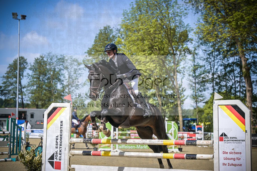 DOS_7647 | Entdecke hochwertige Reitturnierfotos von Foto Oger. Professionell, emotional und authentisch – jetzt Lieblingsmomente im Shop bestellen.Deutschlandweite Turnierfotografie. - Realisiert mit Pictrs.com