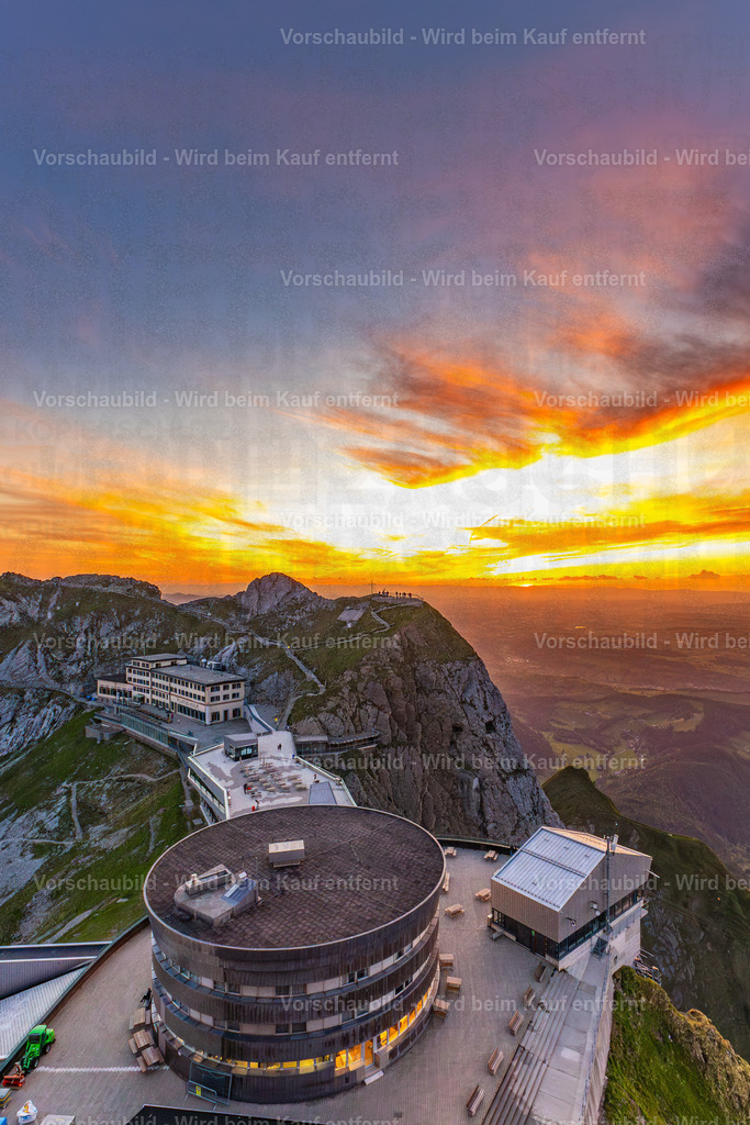 Sonnenuntergang auf dem Pilatus | Sonnenuntergang auf dem Pilatus mit warmem Abendlicht, leuchtenden Wolken und Blick über die Zentralschweiz. Eine ruhige Bergserie zwischen Fels, Himmel und letzter Tagesfarbe. - Realisiert mit Pictrs.com