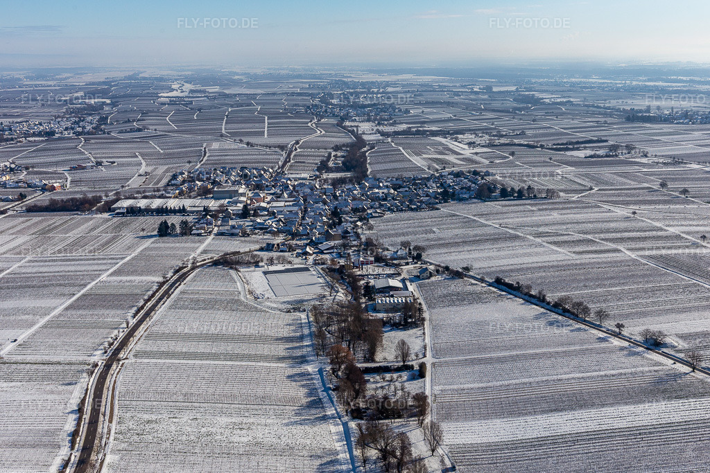 Luftbild: Winterluftbild im Schnee in Böchingen im Bundesland Rheinland-Pfalz in Deutschland. Foto: IMG_124506.jpg vom 11.02.2021 durch Werner Riehm/FLY-FOTO.de