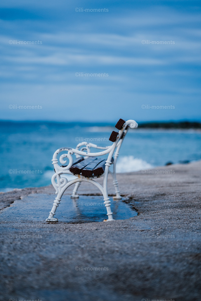 Sitzplatz am Meer | Ein stiller Sitzplatz mit Blick aufs Meer – dieses atmosphärische Fotokunstwerk lädt zum Innehalten und Träumen ein. Ideal als Kunstdruck, um Räume mit Ruhe, Weite und maritimer Stimmung zu gestalten. - Realisiert mit Pictrs.com