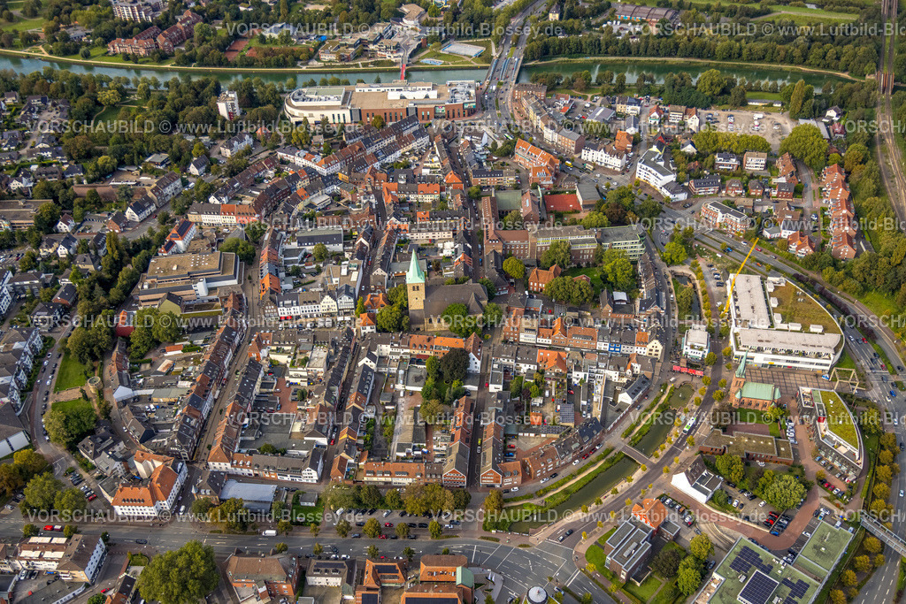 Dorsten230906243 | Luftbild, Stadtmitte mit Mercaden Dorsten Einkaufszentrum und kath. Kirche St. Agatha, evang. Johanneskirche und Platz der Deutschen Einheit,  Polizeiwache Dorsten, Dorsten, Ruhrgebiet, Nordrhein-Westfalen, Deutschland