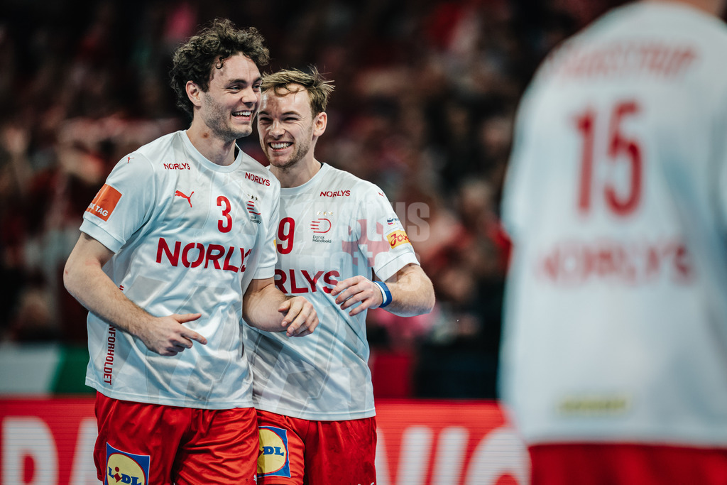 Handball | Herren | EHF EURO 2024 | European Championshop Men 2024 Final Tournament | Norwegen vs. Dänemark | 21.01.2024 | v.l. Niclas Vest Kirkelokke (#3, Dänemark, DEN) und Mathias Gidsel (#19, Dänemark, DEN) freuen sich