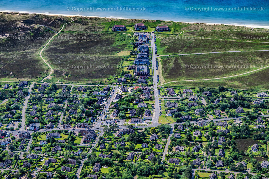 Sylt_Kampen_Strönwai_Kurhasstrasse_ELS_5144130625 | KAMPEN (SYLT) 21.06.2025 Ortsansicht an der Meeres-Küste in Kampen Strönwai und Kurhausstraße (Sylt) auf der Insel Sylt im Bundesland Schleswig-Holstein, Deutschland. // View of the sea coast in Kampen Stroewai and Kurhausstrasse (Sylt) on the island of Sylt in the federal state of Schleswig-Holstein, Germany. Foto: Martin Elsen