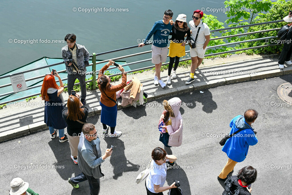 Hallstatt_ 19.05.2023-55 | 19.05.2023, Hallstatt, AUT, Hallstatt, im Bild Touristen unterwegs am Fotohotspot