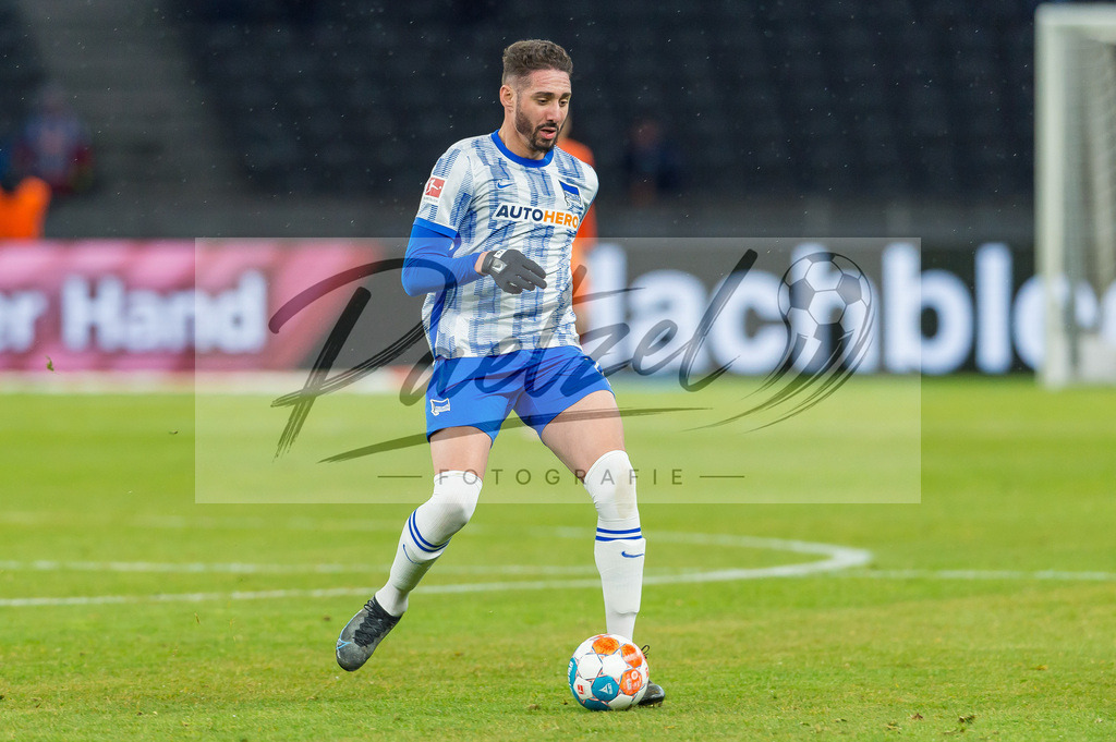 HERBOC20220204_025 | Fussball, Herren: Ishak Belfodil (Hertha BSC) in Aktion, am Ball, Einzelaktion bei dem Spiel der 1. Bundesliga zwischen Hertha BSC und VfL Bochum im Olypiastadion am 04.02.2022 in Berlin, Deutschland.DFB / DFL REGULATIONS PROHIBIT ANY USE OF PHOTOGRAPHS AS IMAGE SEQUENCES AND/OR QUASI-VIDEO. - Realisiert mit Pictrs.com