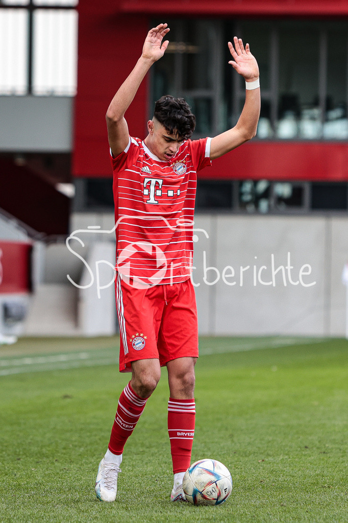 FC Bayern Muenchen U19 - FC Augsburg U19 | Aleksandar PAVLOVIC (FCB #6) zeigt einen Freistoss an