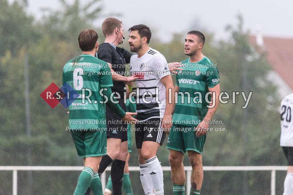 RS-1-014537 | Jannik Schneider (Schiedsrichter) hält Nikita Bojarinow (#7, Reinfeld), Mats Melahn (#6, Neumünster) und Tim Möller (#21, Neumünster) auseinander.