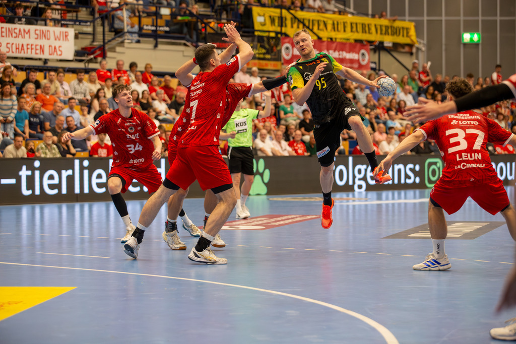 2. HBL (Handball-Bundesliga), 30. Spieltag: Eulen Ludwigshafen gegen VfL Eintracht Hagen***Jan von Boenigk (95, Hagen) zieht ab | 2. HBL (Handball-Bundesliga), 30. Spieltag: Eulen Ludwigshafen gegen VfL Eintracht Hagen***Jan von Boenigk (95, Hagen) zieht ab - Realisiert mit Pictrs.com