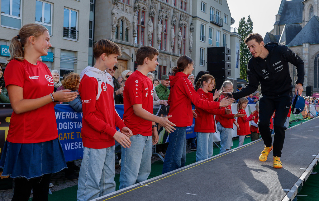 top-top.de 240913-094 | Foto, Video, Fotografie, Videografie, Fotobox, DJ, Discjockey, Musik, Musikbox, Veranstaltung, Photobooth, Amazon, Ebay, Buchtipp, Bestseller, Autor, Verlag, Buch, Wesel, Hamminkeln, NRW, Dinslaken, Rees, Drohne, Hochzeit, Party, Fotobox, Wesel, Fotograf