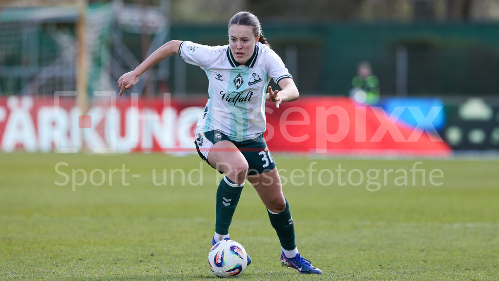 Fussball, Google Pixel Frauen-Bundesliga, SV Werder Bremen - SGS Essen | Mara Alber (SV Werder Bremen, 37) am Ball, Freisteller, Einzelbild, Ganzkörper, Aktion, Action, Spielszene, DIE DFB-RICHTLINIEN UNTERSAGEN JEGLICHE NUTZUNG VON FOTOS ALS SEQUENZBILDER UND/ODER VIDEOÄHNLICHE FOTOSTRECKEN. DFB REGULATIONS PROHIBIT ANY USE OF PHOTOGRAPHS AS IMAGE SEQUENCES AND/OR QUASI-VIDEO.
