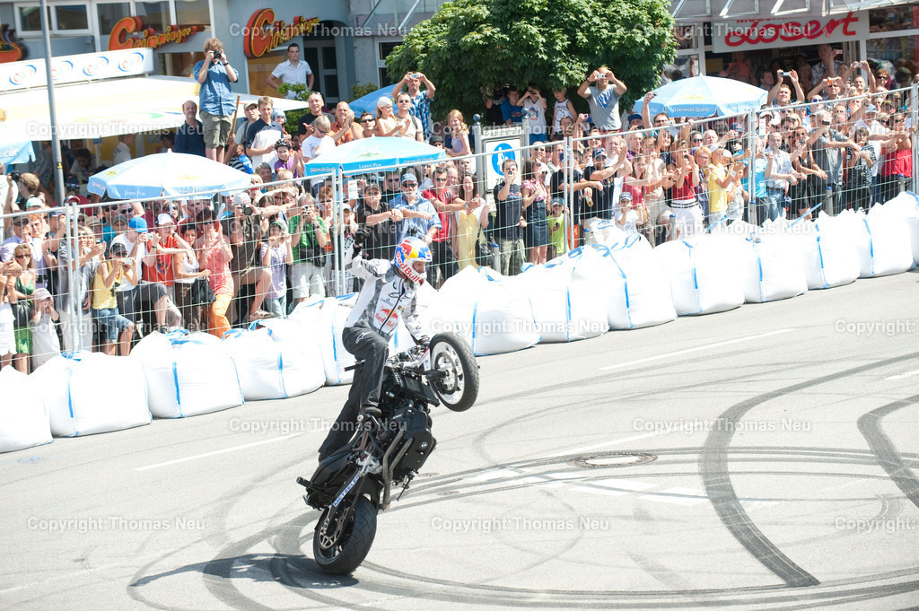 _DSC7183 | Sebastian Vettel beim spektakulären „Home Run“ in Heppenheim: Der Formel-1-Weltmeister fährt im Red-Bull-Rennwagen über die zur Rennstrecke umfunktionierte B3 in seiner Heimatstadt. Tausende Fans feiern ihren Lokalhelden.