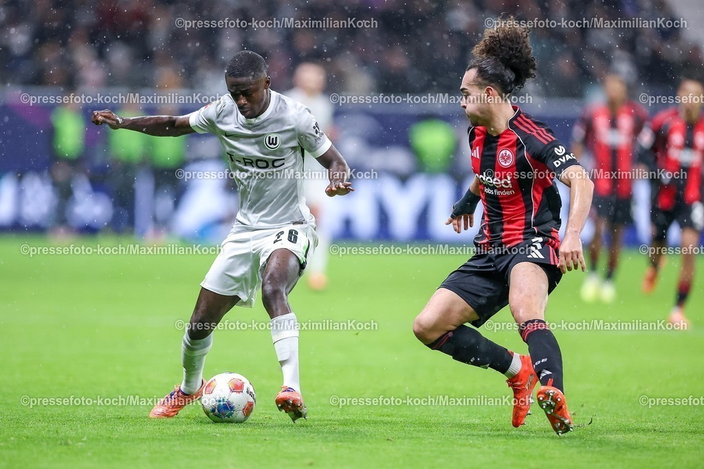 SGE30112501123 | 30.11.2025, Fußball, Eintracht Frankfurt - VfL Wolfsburg, 1. Fußball Bundesliga, 12. Spieltag, Deutsche-Bank-Park (Frankfurt am Main), Saison 2025 2026: Sael Kumbedi&nbsp;(VfL Wolfsburg #26) im Zweikampf gegen  Arthur Theate&nbsp;(Eintracht Frankfurt #03) DFB Regulations prohibit any use of photographs as image sequences and or quasi-video.