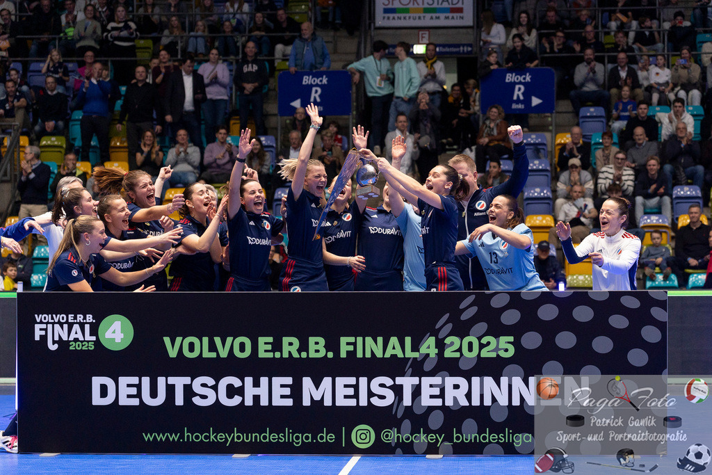 Volvo E.R.B. Final 4 Finale Frauen: Berliner HC - Mannheimer HC, 26.01.2025 | Team der Mannheimerinnen bejubeln die eutsche Meisterschaft 2025 mit Julie Pieper (Mannheimer HC #3) &amp; Nadine Kanter (Mannheimer HC #) &amp; Fiona Felber (Mannheimer HC #6) &amp; Leonie Weissenberger / Weißenberger (Mannheimer HC #7) &amp; Sonja Zimmermann (Mannheimer HC #11) &amp; Chiara Vischer (Mannheimer HC #13) &amp; Alexine Matthysen (Mannheimer HC #16) &amp; Lisa Mayerhöfer (Mannheimer HC #17) &amp; Verena Neumann (Mannheimer HC #19) &amp; Carla Mees (Mannheimer HC #23) &amp; Linda Bens (Mannheimer HC #24) &amp; Carolin Seidel (Mannheimer HC #32) &amp; Charlotte Hendrix (Mannheimer HC #48) &amp; Laura Schubert (Mannheimer HC #56), Berliner HC - Mannheimer HC, Frankfurt, Süwag Arena, 26.1.2025 - Realisiert mit Pictrs.com