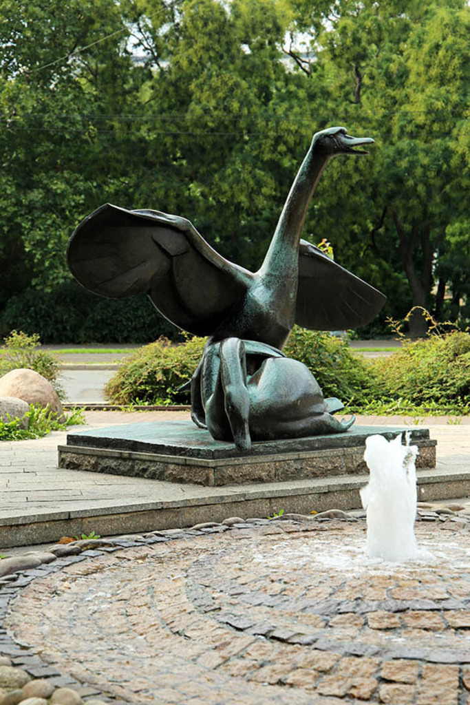 Schwanen-Brunnen | Entdecke über 20 Kategorien Leipzig-Motive: Foto-Downloads, hochwertige Poster, Leinwand- & Fine-Art-Prints. Jetzt Lieblingsfoto im Bildlexikon Leipzig Shop bestellen!