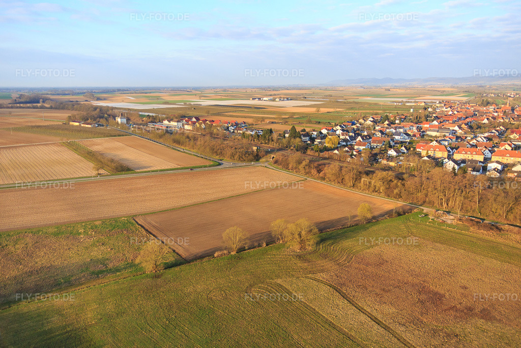 Luftbild: Entlang der Bahnlinie im Winter in Winden im Bundesland Rheinland-Pfalz in Deutschland. Foto: IMG_076771.jpg vom 28.03.2015 durch Werner Riehm/FLY-FOTO.de