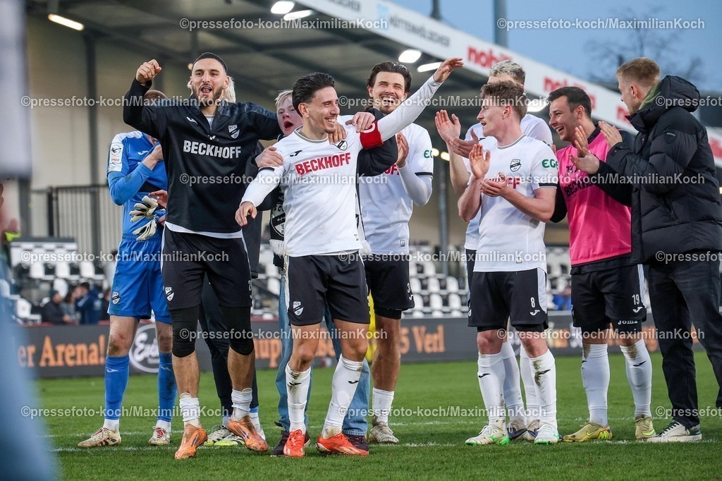 xSSCx21032601032 | 21.03.2026, xsscx, Fußball 3. Liga, SC Verl - 1. FC Saarbrücken, 30. Spieltag, Sportclub Arena, Saison 2025 2026: Die Mannschaft des SC Verl feiert den 3:0 Sieg mit den Fans DFB regulations prohibit any use of photographs as image sequences and or quasi-video.