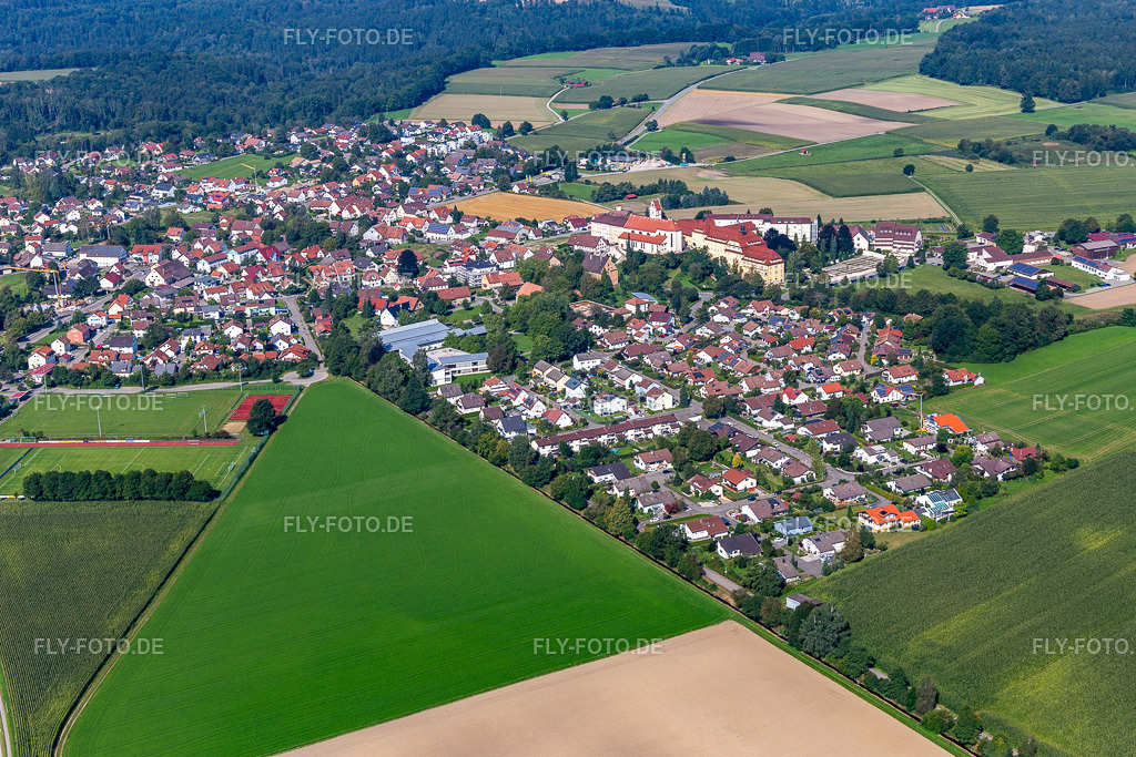 Ortsansicht am Rande von landwirtschaftlichen Feldern und Nutzflächen in Reute | Luftbild: Ortsansicht am Rande von landwirtschaftlichen Feldern und Nutzflächen in Reute im Ortsteil Reute in Bad Waldsee im Bundesland Baden-Württemberg in Deutschland. Foto: IMG_129147.jpg vom 04.09.2021 durch ©2025 Werner Riehm fly-foto.de/copyright - Realisiert mit Pictrs.com
