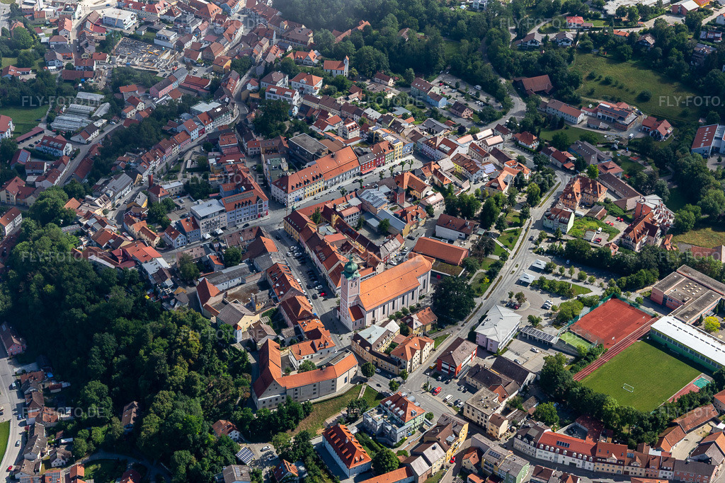 Luftbild: Oberer Stadtpl. mit Stadtpfarrkirche Mariä Himmelfahrt im Ortsteil Zanklau in Landau im Bundesland Bayern in Deutschland. – Foto: IMG_132737.jpg vom 02.07.2022 durch Werner Riehm/FLY-FOTO.de – Auflösung des Originals: 5472 x 3648 px – Suchformular - Wonach suchen Sie?