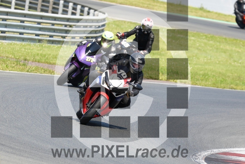 0070-20240608_11515 | Schöne Erinnerungen an spannende Momente - das festzuhalten ist unser Job. PIXELrace.de ist seit 2003 auf den Rennstrecken Europas unterwegs um die Action draußen beim Fahren und die wunderbare Stimmung imm Fahrerlager für euch einzufangen.