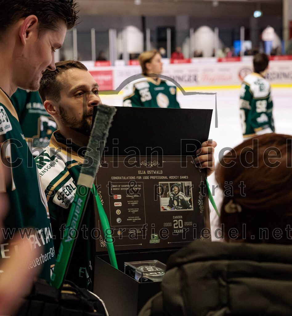2026-02-27_029_TSV_Erding_gegen_EV_Fuessen | Erding, Deutschland, 27.02.2026:Eishockey, Oberliga Süd 2025 / 2026, 51. Spieltag, TSV Erding gegen EV Füssen, Endergebnis: 2:4Elia Ostwald (Erding Gladiators, #17), Philipp Michl (Erding Gladiators, #77)Foto: Christian Riedel / fotografie-riedel.net