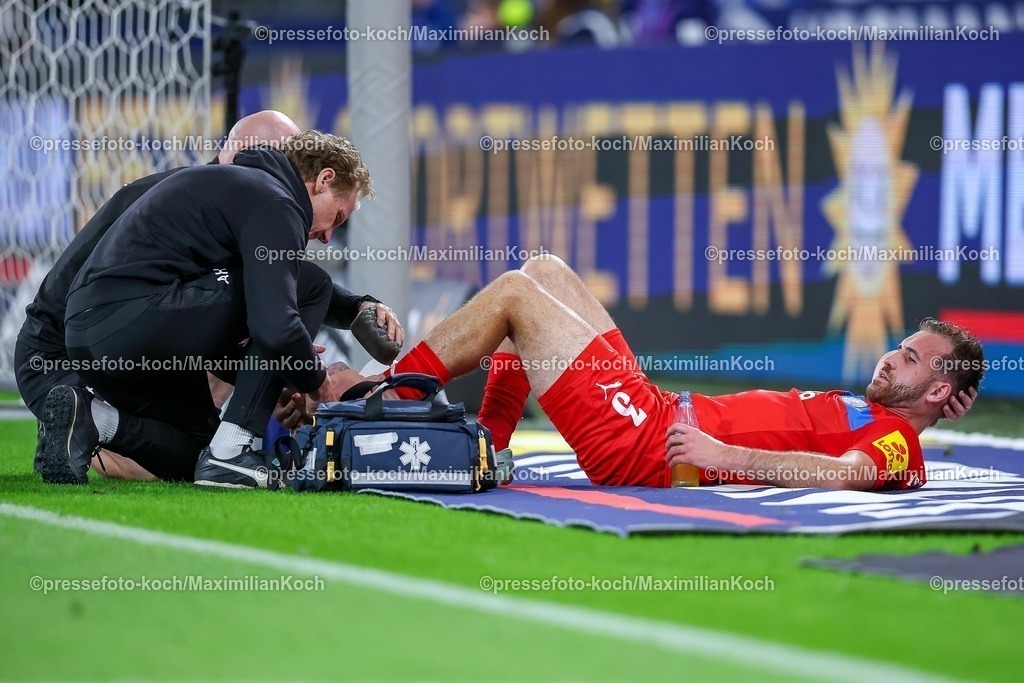 S0413092501171 | 13.09.2025, Fußball, FC Schalke 04 - Holstein Kiel, 5.Spieltag, 2. Fußball Bundesliga, Veltins-Arena Gelsenkirchen, Saison 2025 2026: Marco Komenda (Holstein Kiel #03) liegt verletzt mit Schmerzen  auf dem Spielfeld und muss medizinisch behandelt werden Verletzung FußverletzungDFB regulations prohibit any use of photographs as image sequences and or quasi-video.