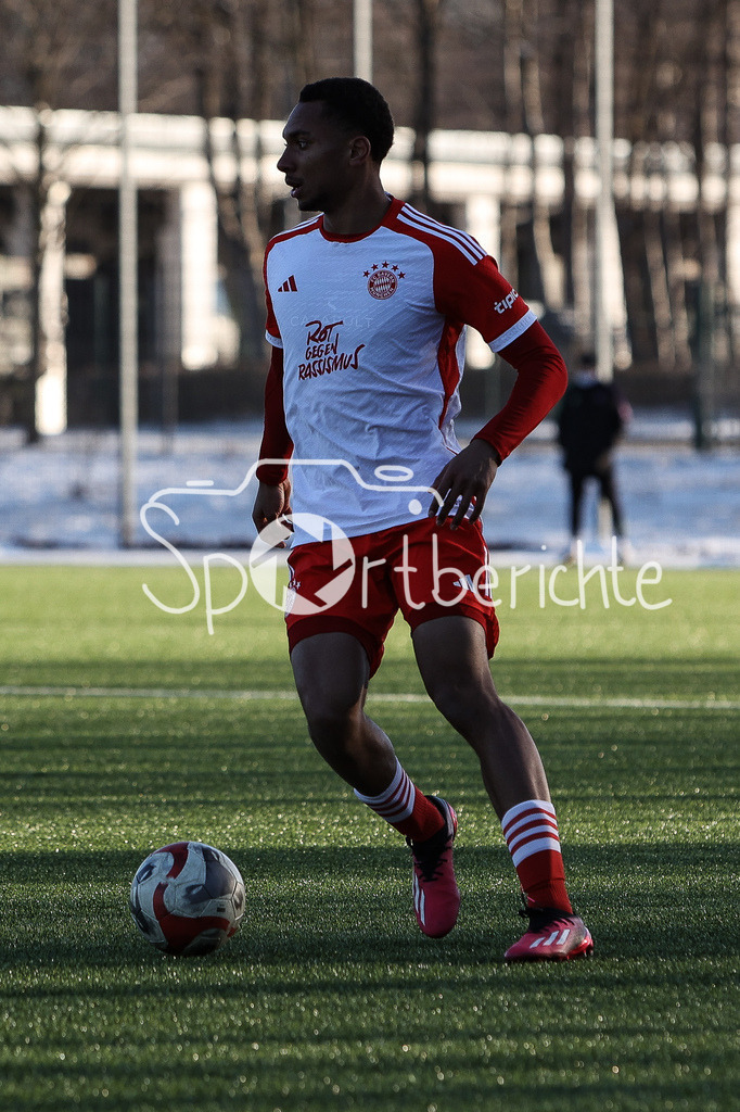 FC Bayern Amateure - SC Austria Lustenau | Am Ball Vincent MANUBA (FCB #20) / Freisteller / Einzelfoto