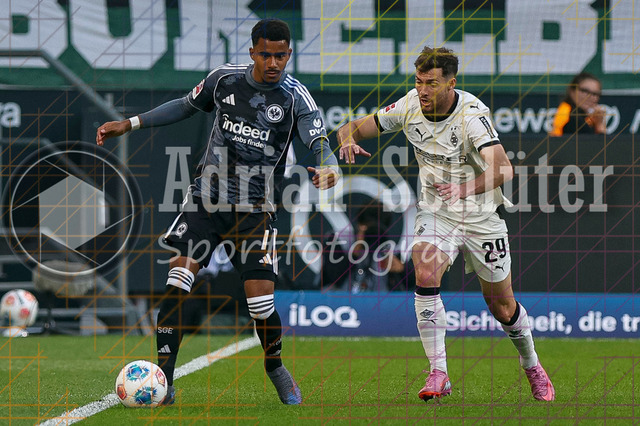 Borussia Mönchengladbach vs Eintracht Frankfurt - Bundesliga  | Mönchengladbach, Deutschland, 27.09.25:   Ansgar Knauff (Eintracht Frankfurt) und Joseph Michael Scally (Borussia Mönchengladbach) im Kampf um den Ball waehrend des Spiels der Bundesliga zwischen Borussia Mönchengladbach vs Eintracht Frankfurt im Stadion im Borussia Park(Foto von Brauer-Fotoagentur / Adrian Schlueter)