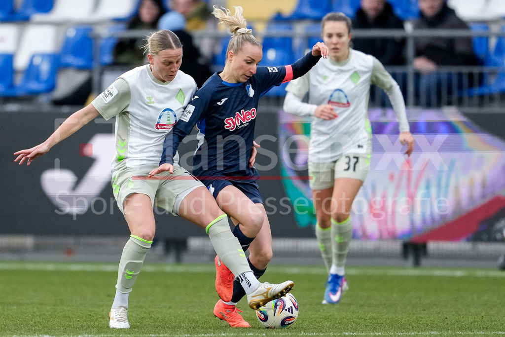 Fussball, Google Pixel Frauen-Bundesliga, TSG 1899 Hoffenheim - SV Werder Bremen | v.li.: Lina Hausicke (Werder, 18), Vanessa Diehm (TSG, 6), Zweikampf, Spielszene, Duell, duel, tackle, tackling, Dynamik, Action, Aktion, 01.02.2026, Sinsheim (Hoffenheim)  (Deutschland), Fussball, Google Pixel Frauen-Bundesliga, TSG 1899 Hoffenheim - SV Werder Bremen, DFB/DFL REGULATIONS PROHIBIT ANY USE OF PHOTOGRAPHS AS IMAGE SEQUENCES AND/OR QUASI-VIDEO., DIE DFB-RICHTLINIEN UNTERSAGEN JEGLICHE NUTZUNG VON FOTOS ALS SEQUENZBILDER UND/ODER VIDEOÄHNLICHE FOTOSTRECKEN. DFB REGULATIONS PROHIBIT ANY USE OF PHOTOGRAPHS AS IMAGE SEQUENCES AND/OR QUASI-VIDEO.