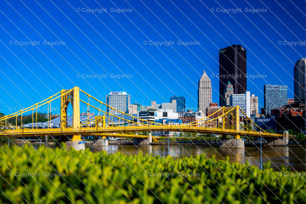 Pittsburgh PA, USA | Pittsburgh begeistert mit seiner einzigartigen Mischung aus Industriegeschichte, moderner Architektur und über 400 Brücken – ein echtes Highlight für jeden Städteliebhaber. Ob beim Sonnenuntergang über dem Point State Park oder beim Bummel durch den Strip District, Pittsburgh bietet unvergessliche Fotomotive und urbanes Flair.