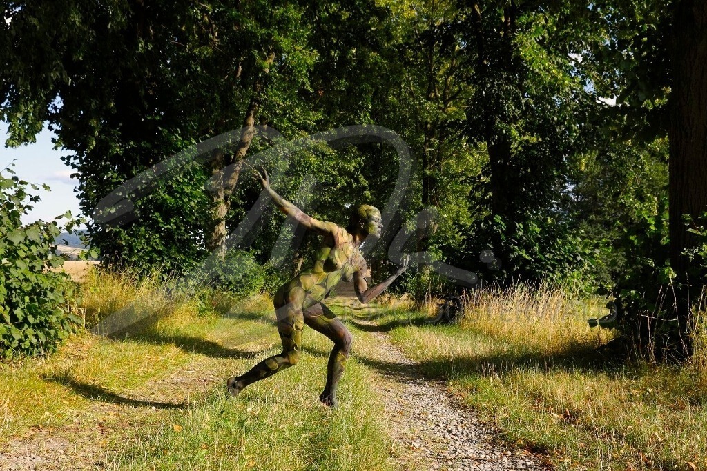 NatureArt-LINDENALLEE_3719b1 | Figur in der Allee | #012 | Modell: Tatjana Heinz | Foto: Tschiponnique Skupin - Realisiert mit Pictrs.com
