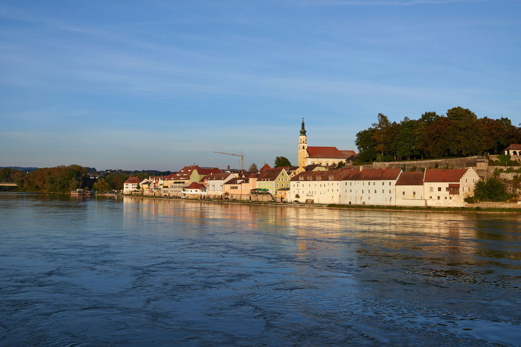 Blick von der Alten Innbruecke auf die Stadtpfarrkirche St. Georg | Schaerding, Austria - September 24, 2016: Blick von der Alten Innbruecke auf die Stadtpfarrkirche St. Georg. - Realisiert mit Pictrs.com