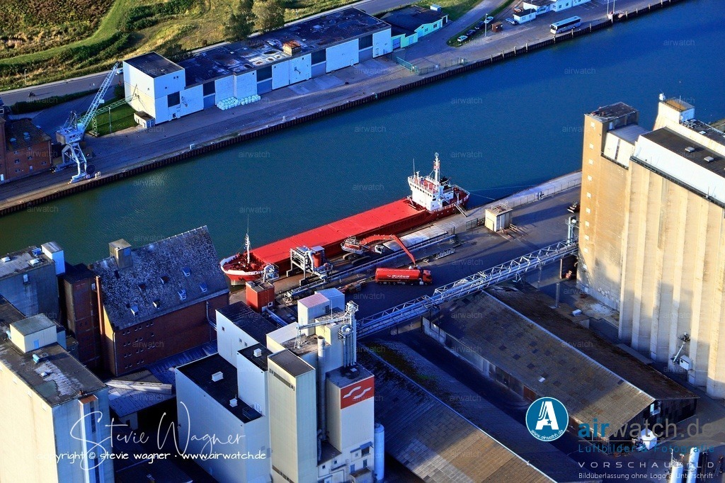 Luftbild Husum, Aussenhafen, ARP-Thordsen | Das Unternehmen ATR Landhandel Arp, Thordsen, Rautenberg mit Sitz in Husum, Rödemishallig 12, 25813 Husum, ist ein führendes privates Landhandelsunternehmen im Norden Deutschlands, Dänemark und Polen. Es wurde durch die Fusion der traditionsreichen Familienunternehmen Ernst Arp in Sollerup und Heinrich Thordsen KG in Husum im Jahr 1994 gegründet. Die weitere Fusion mit der Firma Rautenberg aus Ratzeburg erfolgte 1999, wodurch die heutige Unternehmensform entstand. Die Firma ist unter der Nummer HRA 5853FL beim Amtsgericht Flensburg eingetragen.