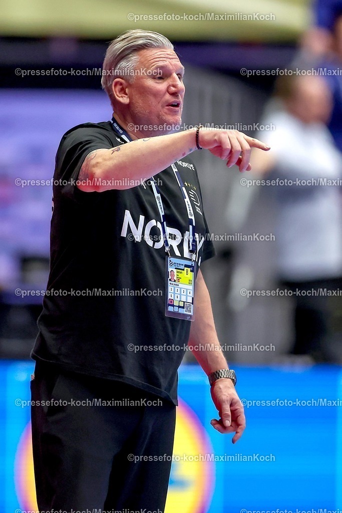 EHF20012602086 | 20.01.2026, Handball, Men's EHF EURO 2026, Dänemark - Portugal, Jyske Bank Boxen in Herning, Dänemark, Preliminary Round:  Headcoach Nikolaj Jacobsen (Denmark #hc) gestikulierend am Spielfeldrand  
