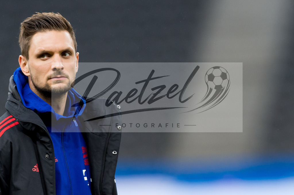 BSCFCB20220123_169 | Fussball, Herren: Torwart Sven Ulreich (FC Bayern Muenchen) schaut bei dem Spiel der 1. Bundesliga zwischen Hertha BSC und FC Bayern Muenchen im Olypiastadion am 23.01.2022 in Berlin, Deutschland.DFB / DFL REGULATIONS PROHIBIT ANY USE OF PHOTOGRAPHS AS IMAGE SEQUENCES AND/OR QUASI-VIDEO. - Realisiert mit Pictrs.com