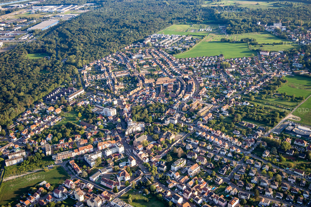 Vue aérienne: Vue de la ville depuis le nord à le quartier Stockfeld Est in Straßburg dans le département Bas Rhin, France. Photo: IMG_137847.jpg prise le 18/08/2023 par Werner Riehm/FLY-FOTO.eu – Résolution de l'original: 5187 x 3458 px