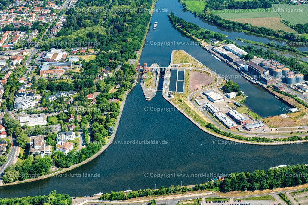 Minden_Schachtschleuse_Weser_ELS_4782050623 | MINDEN 05.06.2023 Schleusenanlagen " Schachtschleuse Minden " an der Sympherstraße in Minden im Bundesland Nordrhein-Westfalen, Deutschland. // Lockage of the " Schachtschleuse Minden " on street Sympherstrasse in Minden in the state North Rhine-Westphalia, Germany. Foto: Martin Elsen