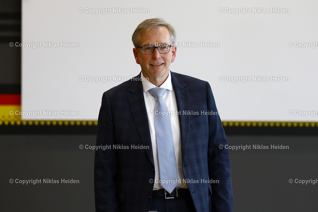 NH_News_DFBBundesgericht_Frankfurt_28022025 | Oskar Riedmeyer (Vorsitzender) beim Bundesgericht des Deutschen Fußball-Bundes (DFB) im DFB-Campus in Frankfurt am Main. Dort verhandelte das DFB-Bundesgericht am Freitag mündlich die Berufungen von Union Berlin, Holstein Kiel und dem FC St. Pauli gegen das vorangegangene Urteil des DFB-Sportgerichts zum Einspruch des VfL Bochum gegen die Spielwertung des am 14. Dezember 2024 ausgetragenen Bundesligaspiels beim 1. FC Union Berlin.News/Stock I DFB-Campus I Verhandlung DFB-Bundesgericht I 28.02.2025
