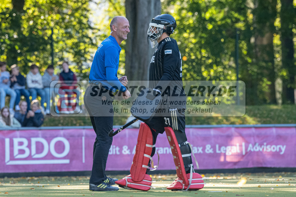 SFE_20221009_0004 | 1. Bundesliga Hockey Herren Rot-Weiss Köln - Harvestehuder THC am 09.10.2022 in Köln (KTHC Stadion Rot-Weiss Köln Tennis and Hockey Club), Photo: Stephan Fehrmann 2022 (Sports-Gallery),Schiedsrichter ,Vincent Vanach ( Torwart Rot-Weiss Köln #21 )